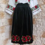 fusta catifea cu broderie
