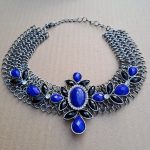 colier din metal cu aplicatii din plastic